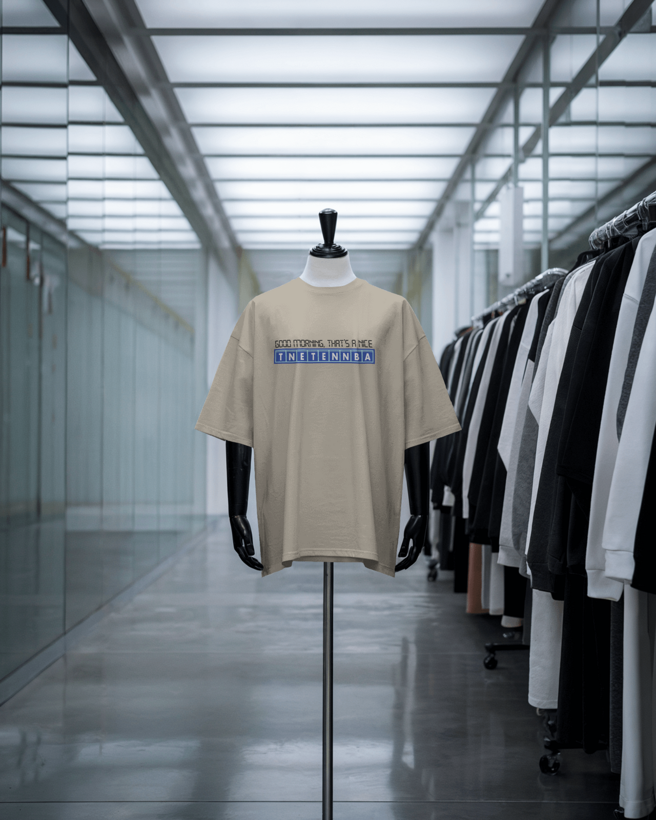 Beige t-shirt with text on a mannequin in a clothing store. - IT Crowd - Tnetennba