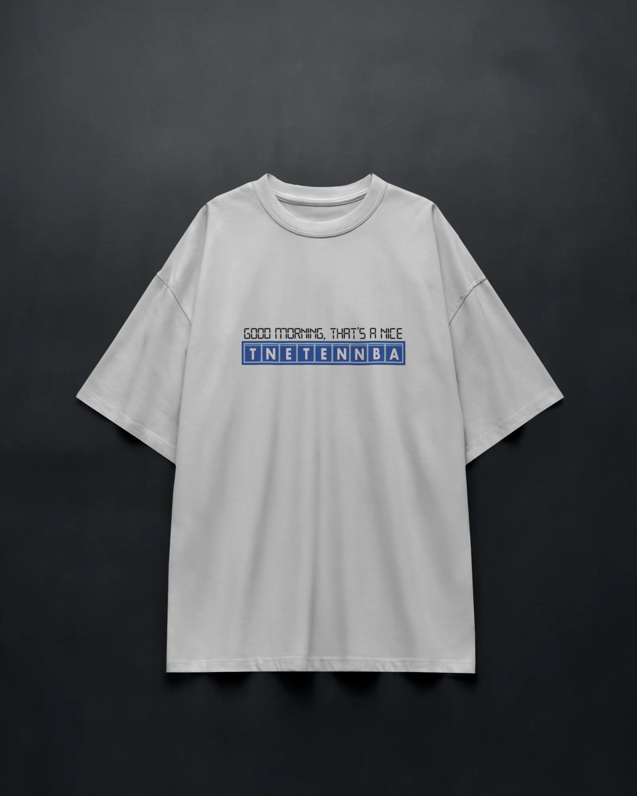 Gray t-shirt with text design on a black background - IT Crowd - Tnetennba
